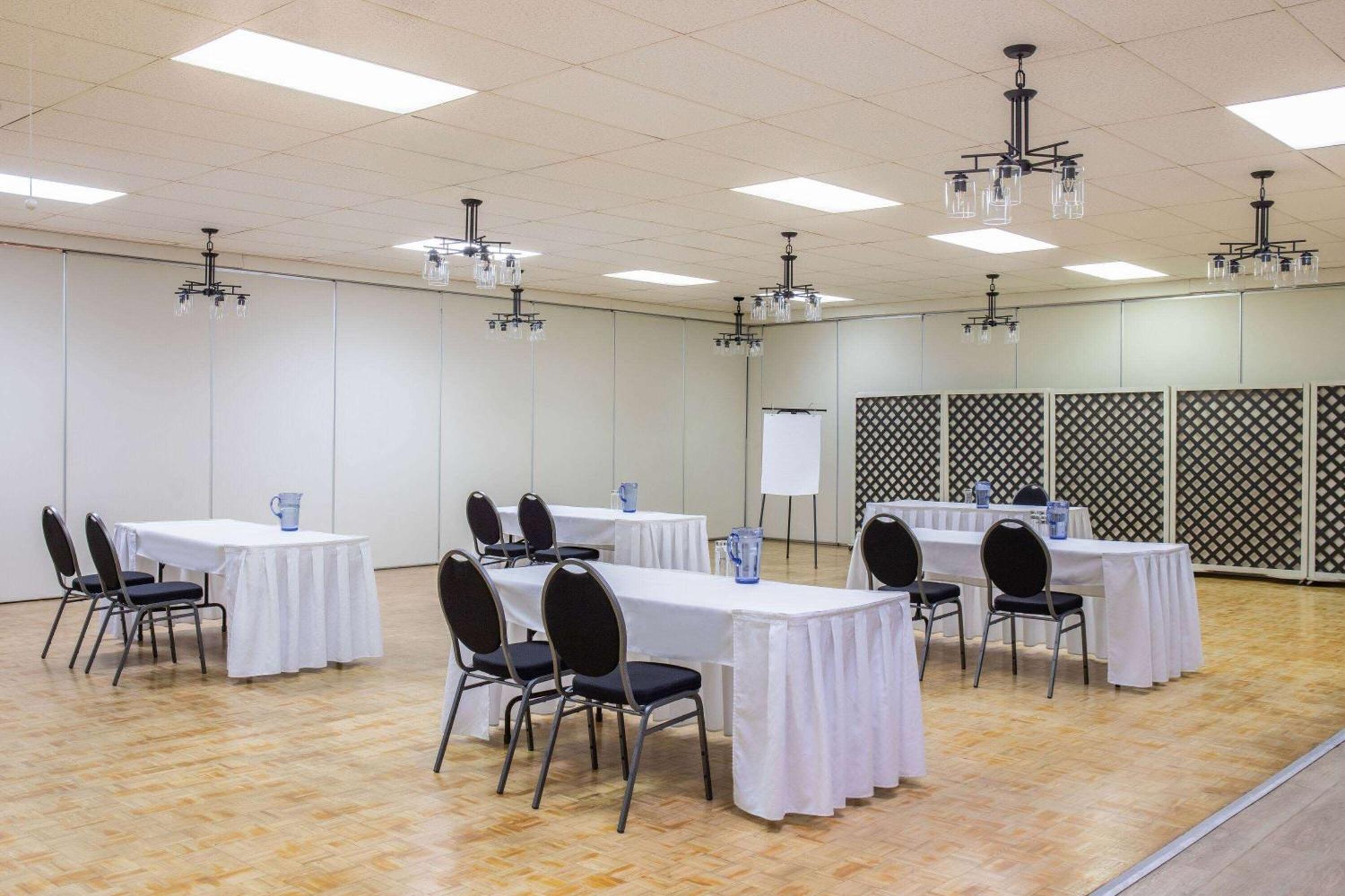 Days Inn & Conference Centre By Wyndham Camrose Norsemen Exteriör bild