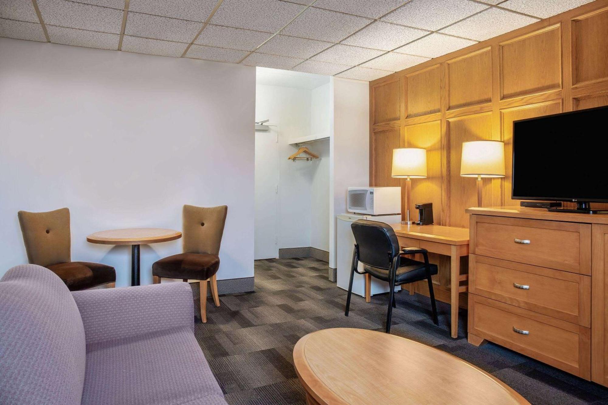 Days Inn & Conference Centre By Wyndham Camrose Norsemen Exteriör bild