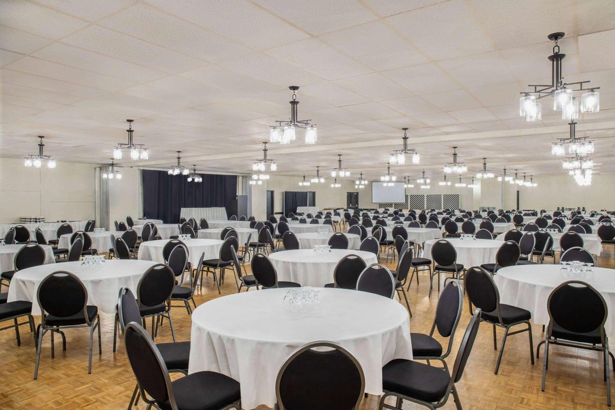 Days Inn & Conference Centre By Wyndham Camrose Norsemen Exteriör bild