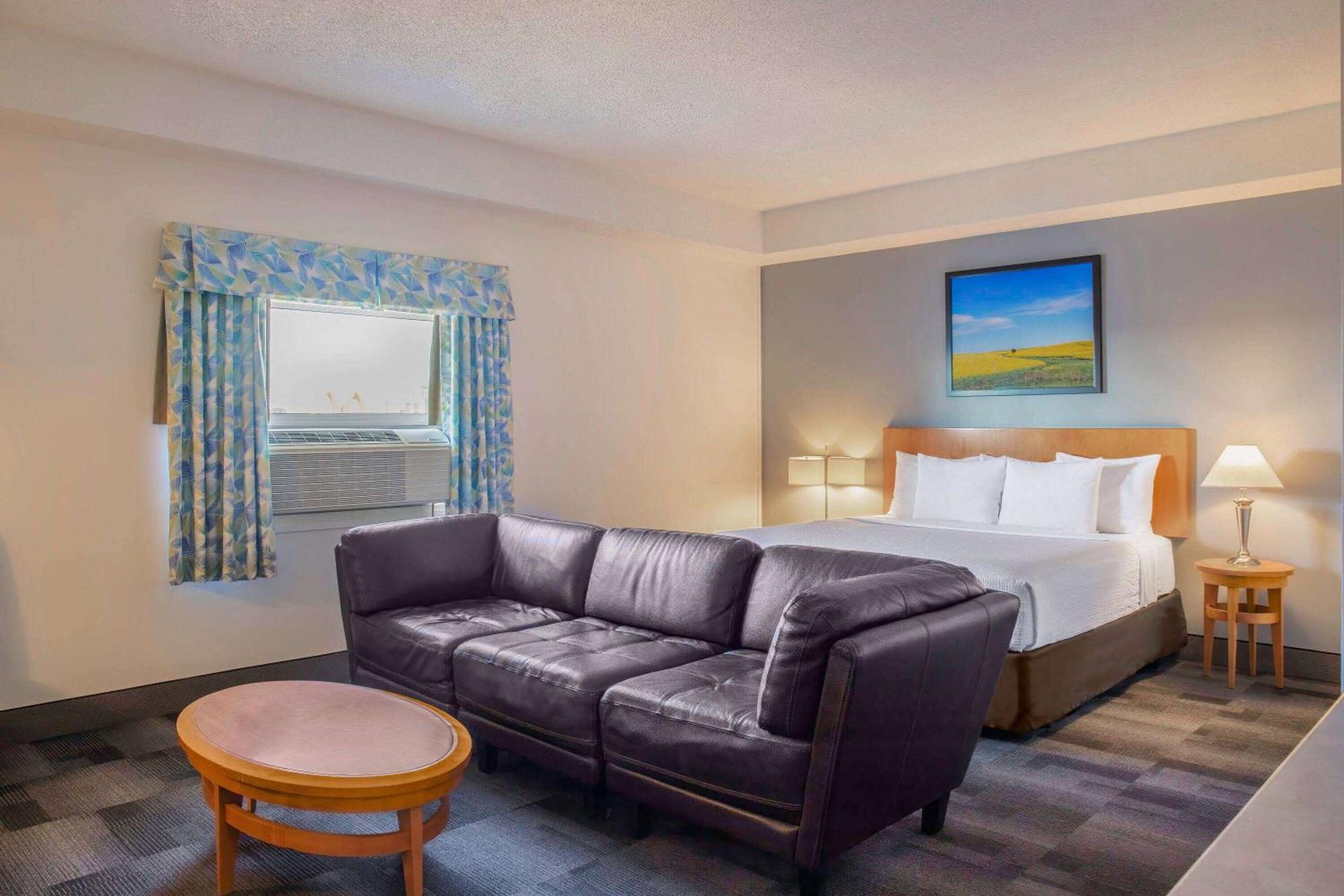 Days Inn & Conference Centre By Wyndham Camrose Norsemen Exteriör bild