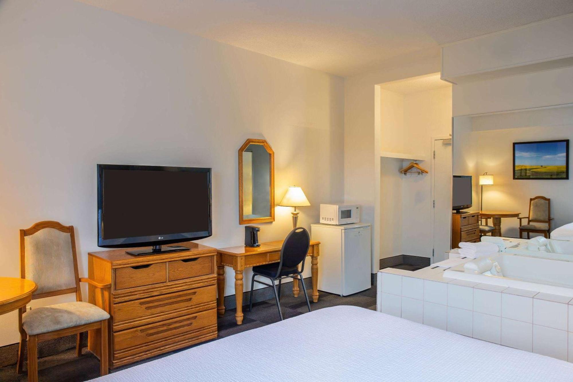 Days Inn & Conference Centre By Wyndham Camrose Norsemen Exteriör bild