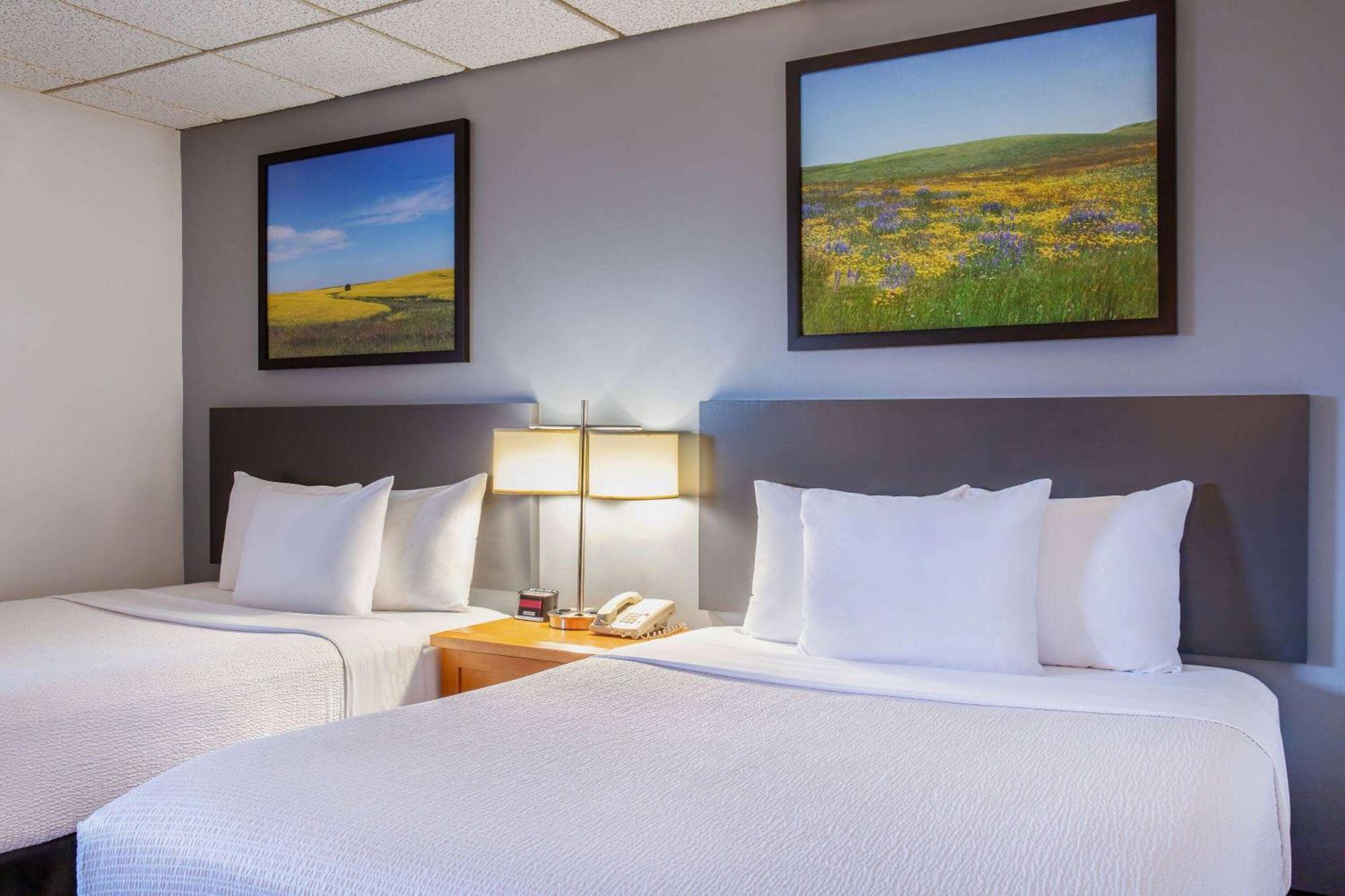 Days Inn & Conference Centre By Wyndham Camrose Norsemen Exteriör bild
