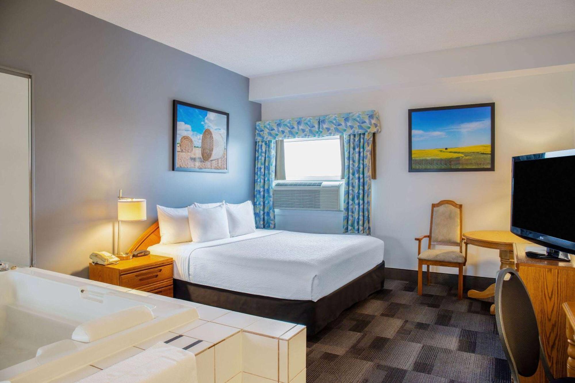 Days Inn & Conference Centre By Wyndham Camrose Norsemen Exteriör bild