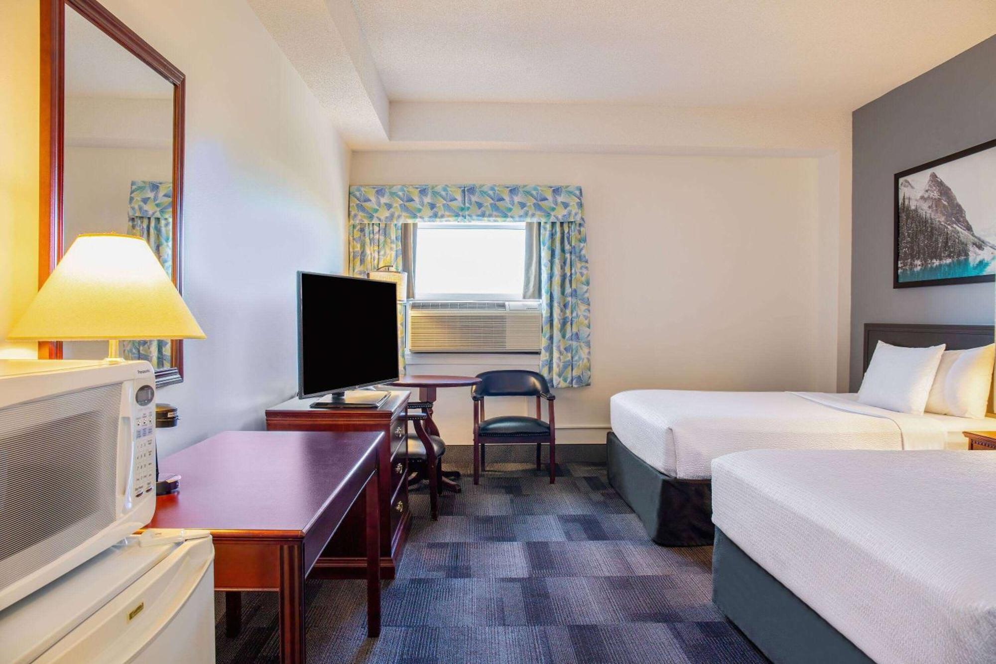 Days Inn & Conference Centre By Wyndham Camrose Norsemen Exteriör bild