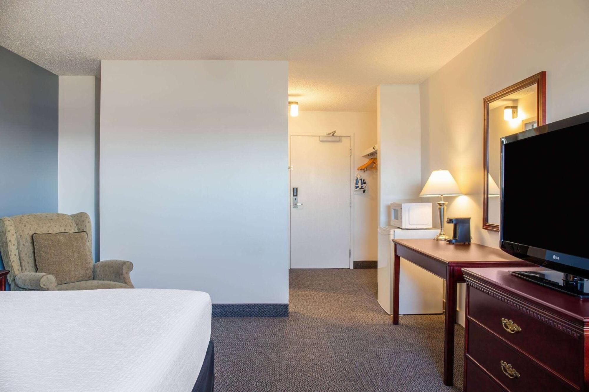 Days Inn & Conference Centre By Wyndham Camrose Norsemen Exteriör bild