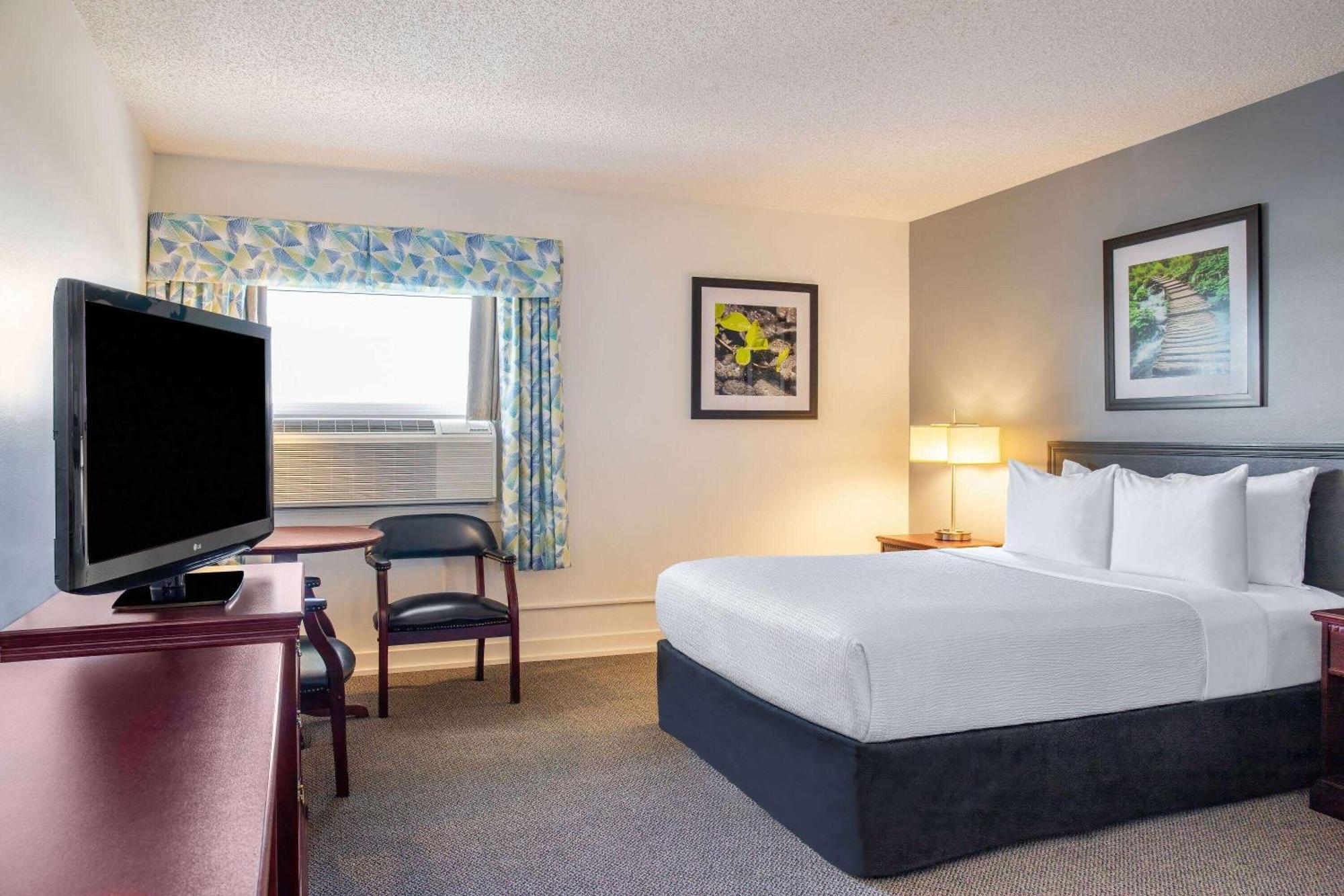 Days Inn & Conference Centre By Wyndham Camrose Norsemen Exteriör bild